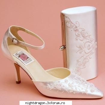 Accesorii mirese - pantof matase şi poşetă - Moda Femei
