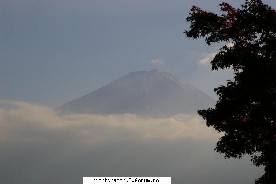 Galerie foto -locuri frumoase pe glob - muntele Fuji inconjurat de nori - Locuri frumoase